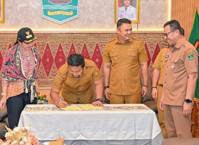 Wagub Sumbar, Vasko Ruseimy tanda tangani naskah komitmen Pemkab Dharmasraya dan Sijunjung serta Pemko Sawahlunto tentang PSN, Senin (6/7/2026). IST