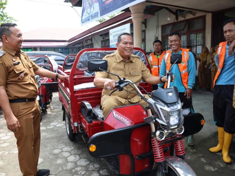 Wali Kota Pariaman, Yota Balad mencoba menaiki salah satu becak sampah listrik yang baru, Senin (20/7/2026). Armada ini nantinya untuk mengangkut sampah yang ada dipemukiman warga. IST