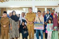57 Orang Korban Bencana Hidrometeorologi di Pariaman Terima Bantuan Modal Usaha