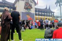 Gubernur Mahyeldi dan Warga Nonton Bareng Argentina Vs Swiss