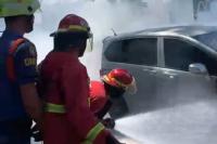 Mobil Terbakar Depan  Mc Donald's Jalan A Yani Ketika Warga Mau Salat Jumat