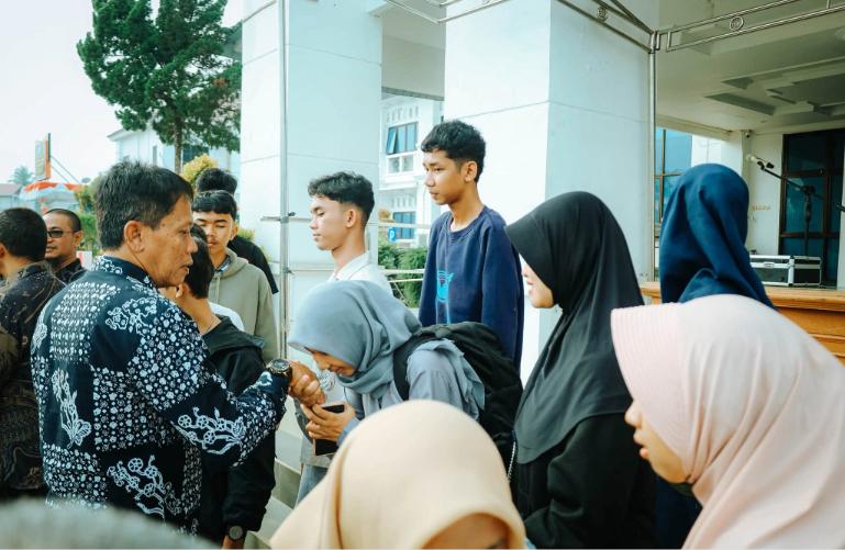 Asisten I Sekretariat Kota (Setko) Pariaman, Elfis Candra saat melepas 14 orang mahasiswa a penerima program Satu Keluarga Satu Sarjana Plus (Saga Saja Plus) tahun 2026, Kamis (13/8/2026). IST