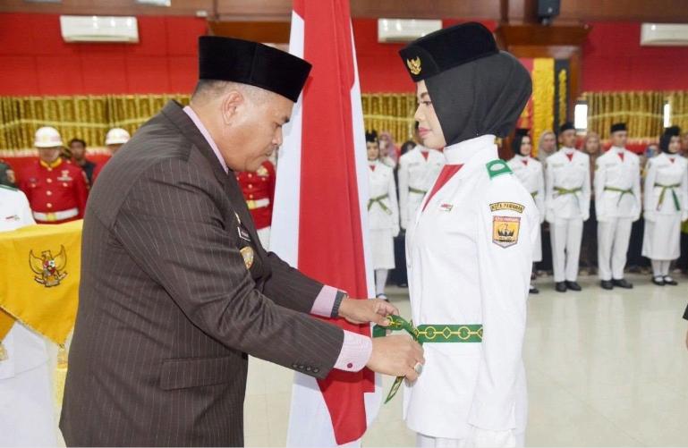 Wali Kota Pariaman, Yota Balad saat kukuhkan 36 orang anggota Paskibraka kota tersebut Jumat (16/8/2026). IST