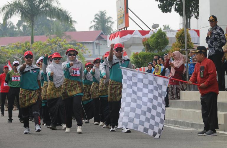 Asisten I Sekretariat Kota Pariaman, Elfis Candra saksikan pelepasan peserta gerak jalan yang diadakan Pemko Pariaman sambut HUT ke-81 Kemerdekaan RI di halaman Balai Kota Pariaman, Kamis (13/8/2026). IST