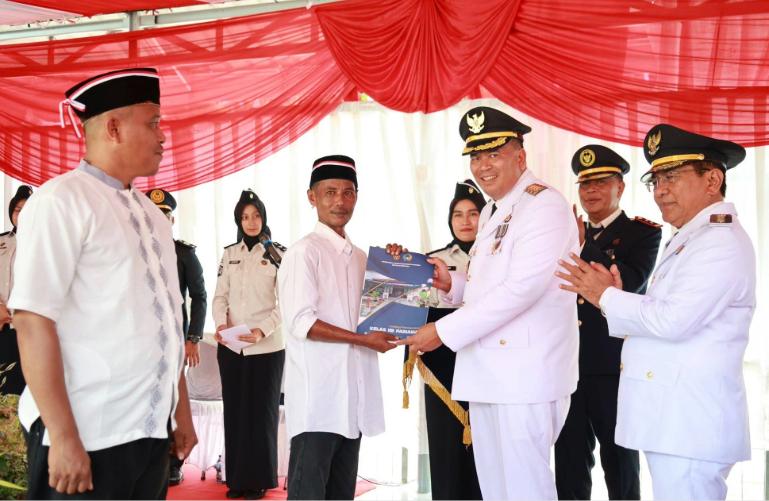 Wali Kota Yota Balad serahkan remisi kepada salah seorang warga binaan Lapas Kelas II B Pariaman, Senin (17/8/2026). IST