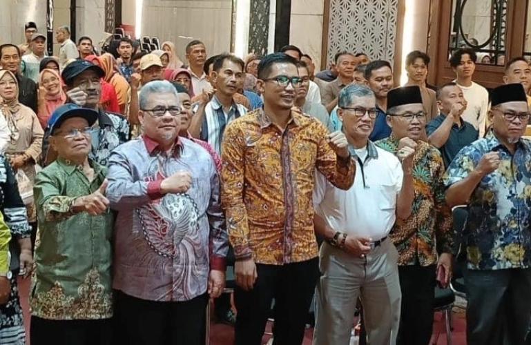 Ketua DPRD Sumbar, Muhidi Bersama warga yang ikut sosialisasi perda Nomor 5 Tahun 2020, di Padang, Sabtu (8/8/2026). IST