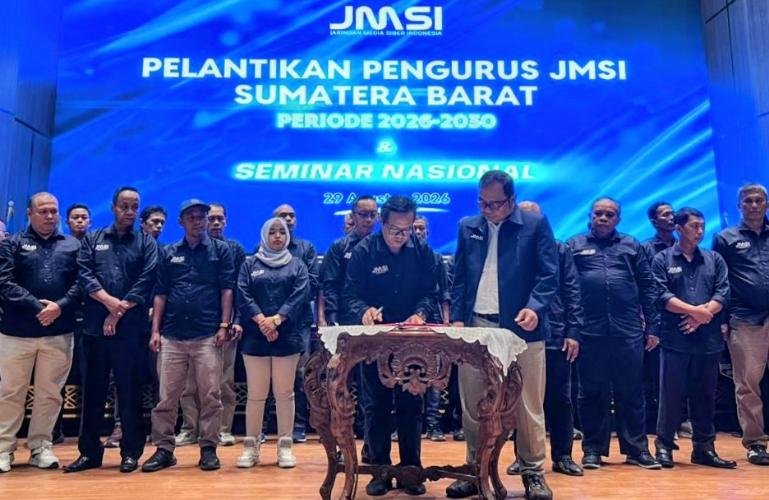 Ketua JMSI Sumbar, Aguswanto disaksikan Ketua Bidang Organisasi DPP JMSI, Faisal Mahrawa saat tanda tangani dokumen pelantkan di aula kantor Gubernur Sumbar, Sabtu (29/8/2026). IST