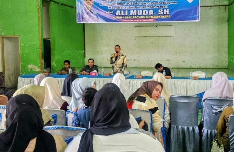 Anggota DPRD Sumbar, Ali Muda berikan sosialisasi Perda (Sosper) menyangkut Pemerintahan Nagari pada masyarakat Ujung Gading, Kecamatan Lembah Melintang, Kabupaten Pasaman Barat (Pasbar), Minggu (9/8/2026). IST
