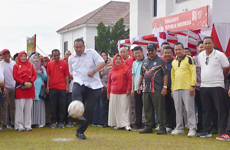 Wali Kota Yota Balad lakukan tendangan pertama tanda dimulaikan acara 
