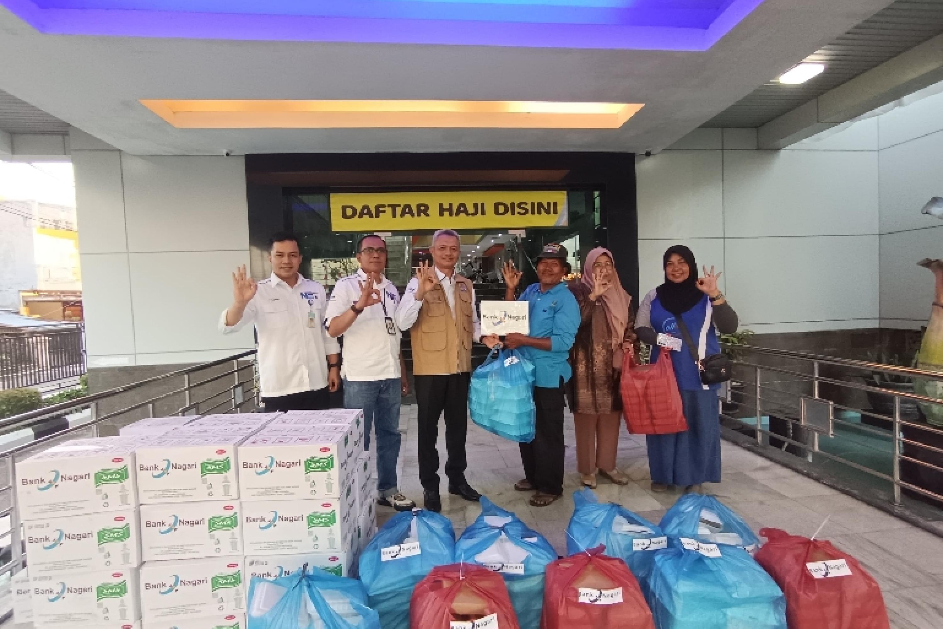 Direktur Operasional Bank Nagari, Zilfa Efrizon, didampingi Pemimpin Divisi Sekretaris Perusahaan Bank Nagari, Yosviandri Asril, bersama Tim Reaksi Cepat Bank Nagari Tanggap Bencana (TRC BNTB)  menyerahkan bantuan bencana di Kantor Pusat Bank Nagari, Jalan Pemuda Nomor 21 Padang.
