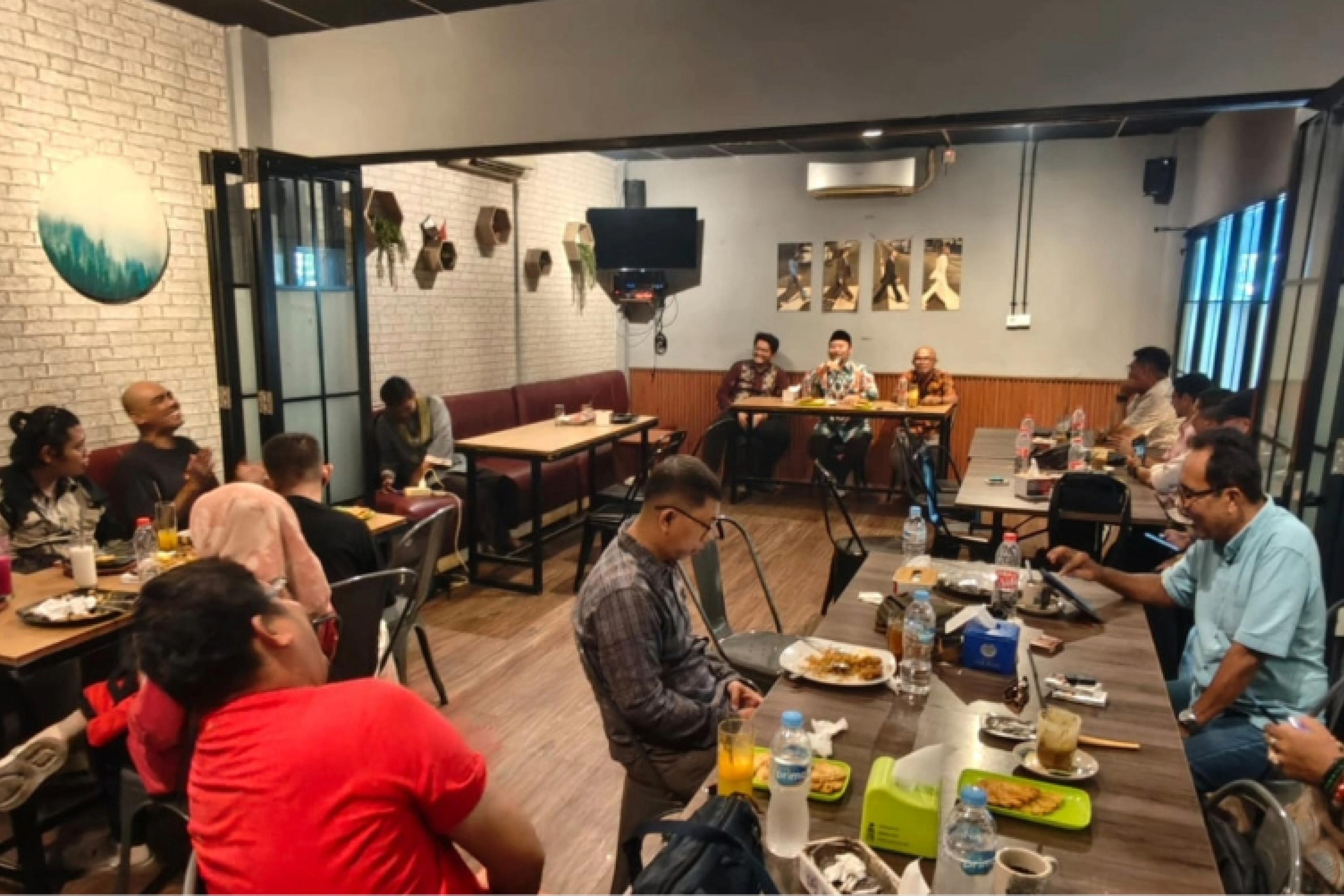 Anggota Komisi VI DPR RI Rahmat Saleh dalam pertemuannya dengan sejumlah wartawan dalam sebuah pertemuan di salah satu kafe di Kota Padang, Minggu (2/8/2026). IST