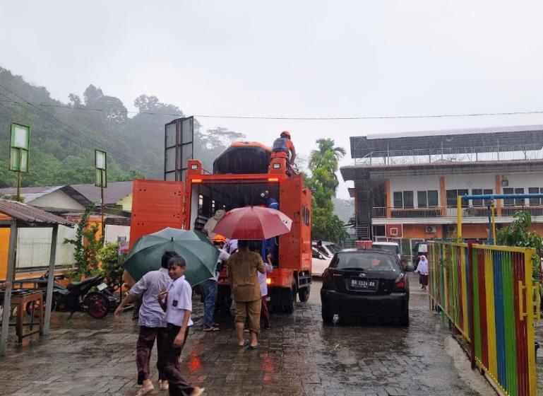Pihak BPBD Sumbar terlihat siaga di salah satu titik rawan bencana seiring tingginya curah hujan di Kota Padang, Senin siang (3/8/2026) kemarin. IST