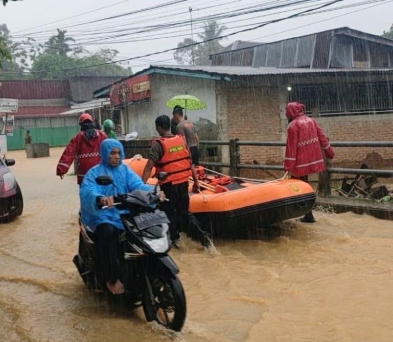 Personel dari Ditsamapta Polda Sumbar berikan bantuan dalam penanganan banjir yang terjadi di sejumlah titik di Kota Padang, Senin sore (3/8/2026). IST