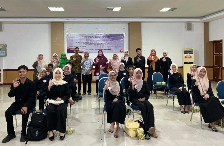 Ketua PKM Poltekkes Padang Dr. Dewi Susanti, S.ST, M. Keb bersama Sekretaris Camat Lubeg, Zulkarnaini saat lakukan kegiatan pengabdian kepada masyarakat di aula pertemuan kantor Camat Lubeg, Sabtu sore (29/8/2026). IST