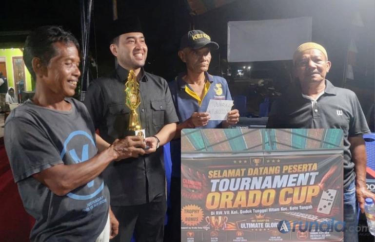 Ketua Pengcab ORADO Kota Padang yang juga anggota DPRD Kota Padang, Fautiaz Fauzi serahkan hadiah pertama kepada pasangan pemenang turnamen Domino yang diadakan di Dadok Tunggul Hitam, Padang, Sabtu malam (22/8/2026). (dok: arunala.com)