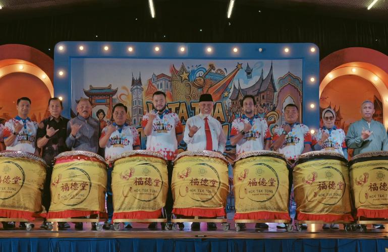 Gubernur Mahyeldi, Wali Kota Padang Fadly Amran, pihak HTT Padang dan undangan lain saat membuka festival barongsia Internasional di HTT Padang, Sabtu (15/8/2026). IST