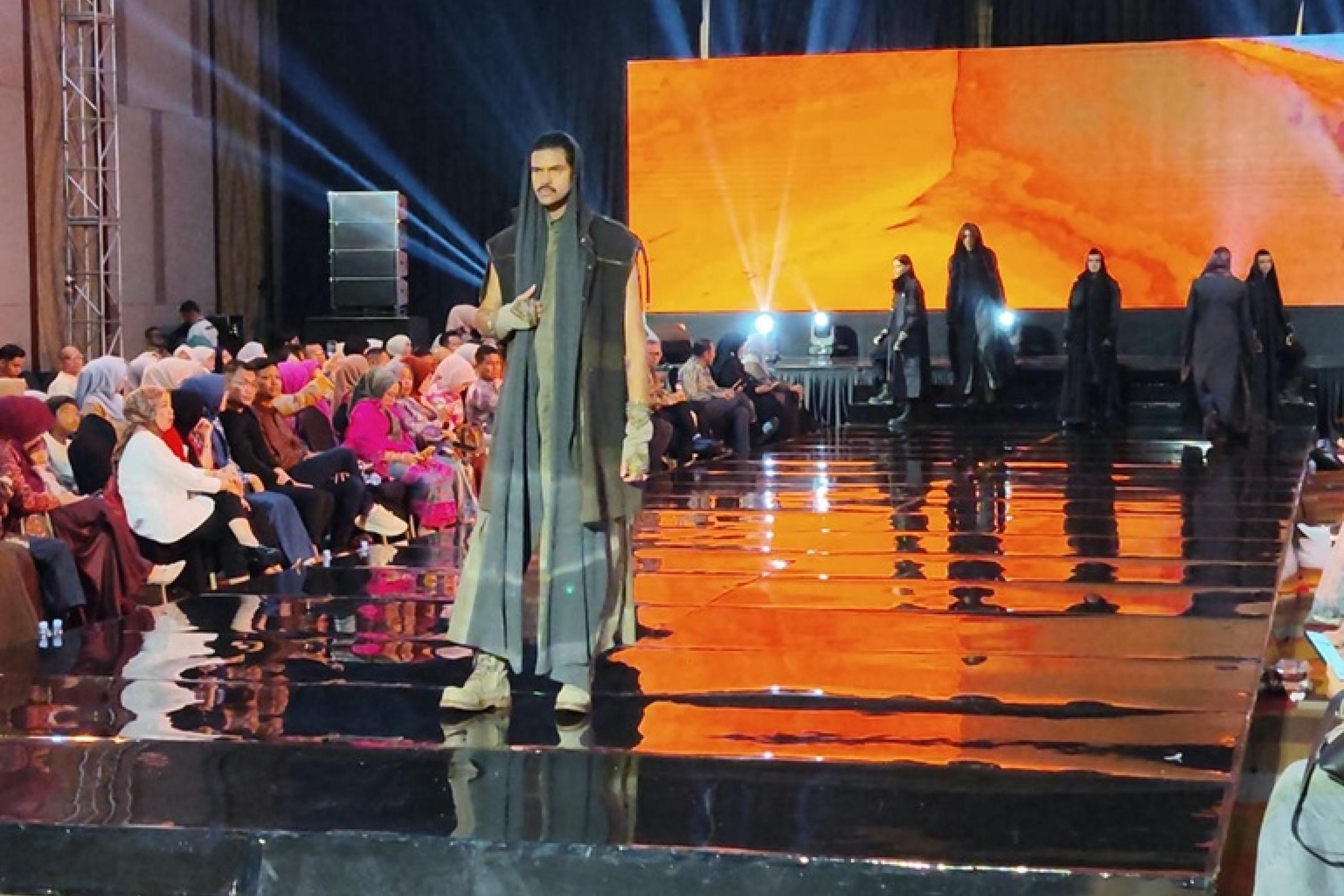 Model memeragakan koleksi desainer Fomalhaut Zamel yang terinspirasi pada kehidupan masyarakat Bedouin yang dikenal sebagai kelompok masyarakat nomaden di kawasan Jazirah Arab saat Padang Fashion Summit 2026 di The ZHM Premiere Padang, Senin (10/8/2026) malam. IST