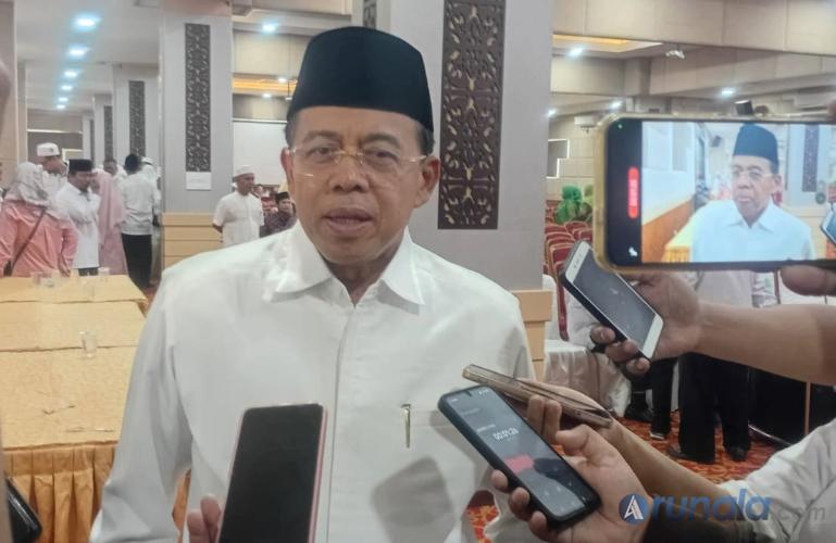 Ketua PWNU Sumbar, Ganefri menjawab pertanyaan wartawan saat sambut kehadian calon ketua umum PBNU KH Abdul Hakim Mahfudz berkunjungan ke Sumbar, Jumat (21/8/2026). (dok: arunala.com)