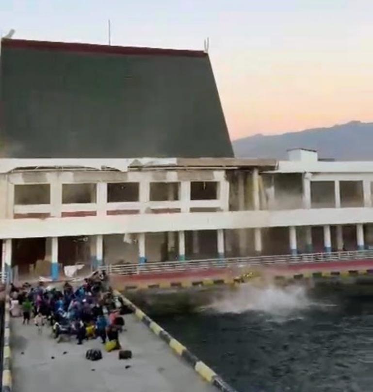 Sejumlah warga berhamburan selamatkan diri dari bangunan dermaga Pelabuhan El Say, Kabupaten Sikka, Sabtu (15/8/2026). IST