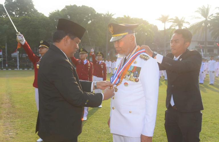 Gubernur Sumbar, Mahyeldi Ansharullah saat menerima penghargaan Kartika Pamong Praja Madya yang dikalungkan Rektor IPDN, Halilul Khairi, di Kampus IPDN Jatinangor, Kabupaten Sumedang, Jawa Barat, Rabu (5/8/2026). IST