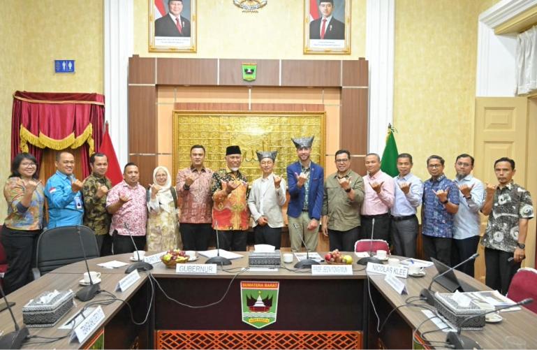 Gubernur Mahyeldi menerima tim evaluator UNESCO Global Geopark, Prof. Jeon Yang Mun dari Korea Selatan dan Nicolas Klee dari Prancis, di Istana Gubernuran, Minggu malam (16/8/2026). IST