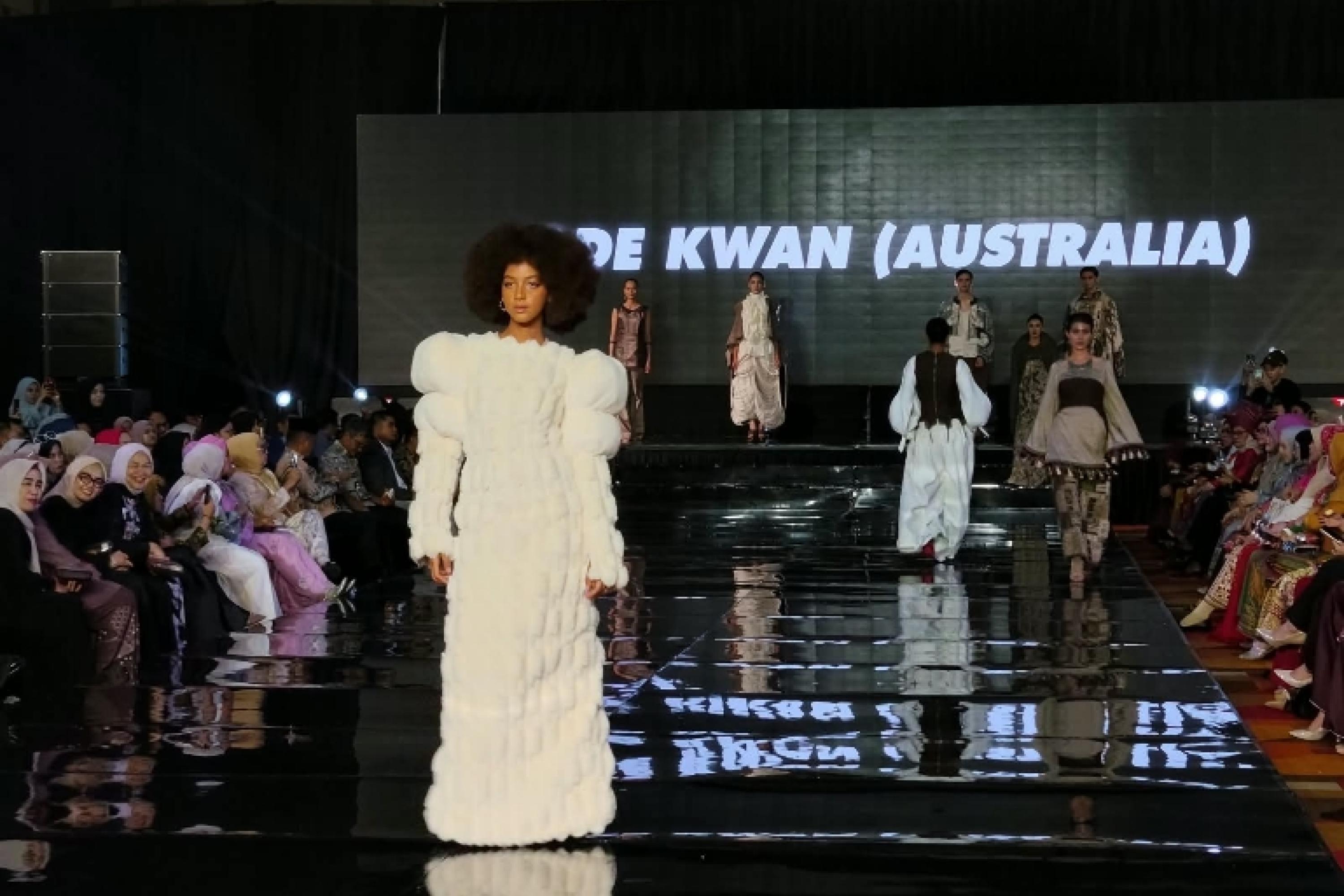 Model memperagakan busana rancangan desainer asal Australia Jade Kwan pada hari pertama Padang Fashion Summit 2026 di The ZHM Premiere Padang, Minggu (9/8/2026). IST