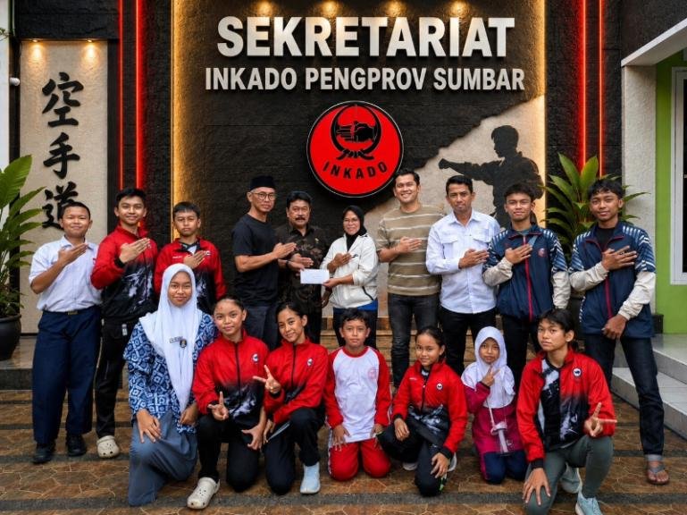 Ketua harian Pengprov Inkado Sumbar, Sensei Ulya Bersama altet Inkado lapis kedua yang akan bertanding pada The Arena of Maestro X Andalas Open Karate Championship 2026. IST
