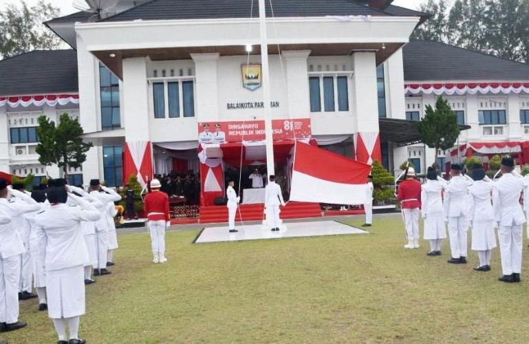 Wali Kota Pariaman, Yota Balad jadi irup penurunan bendera bendera Merah Putih yang diselenggarakan di halaman Balaikota Pariaman, Senin sore (17/8/2026). IST
