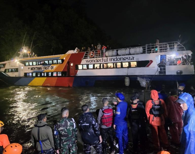 Petugas dari SAR gabungan berusaha mengevakuasi Kapal Mentawai Fast 01 beserta penumpangnya, setelah kapal ini kandas di kawasan Muara Padang, Jumat (14/8/2026) sore. IST