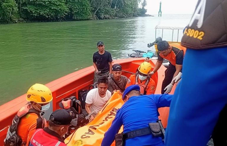 Tim SAR saat lakukan evakuasi para kru kapal tug boad yang T terbakar di perairan Kota Padang, Jumat (14/8/2026). IST