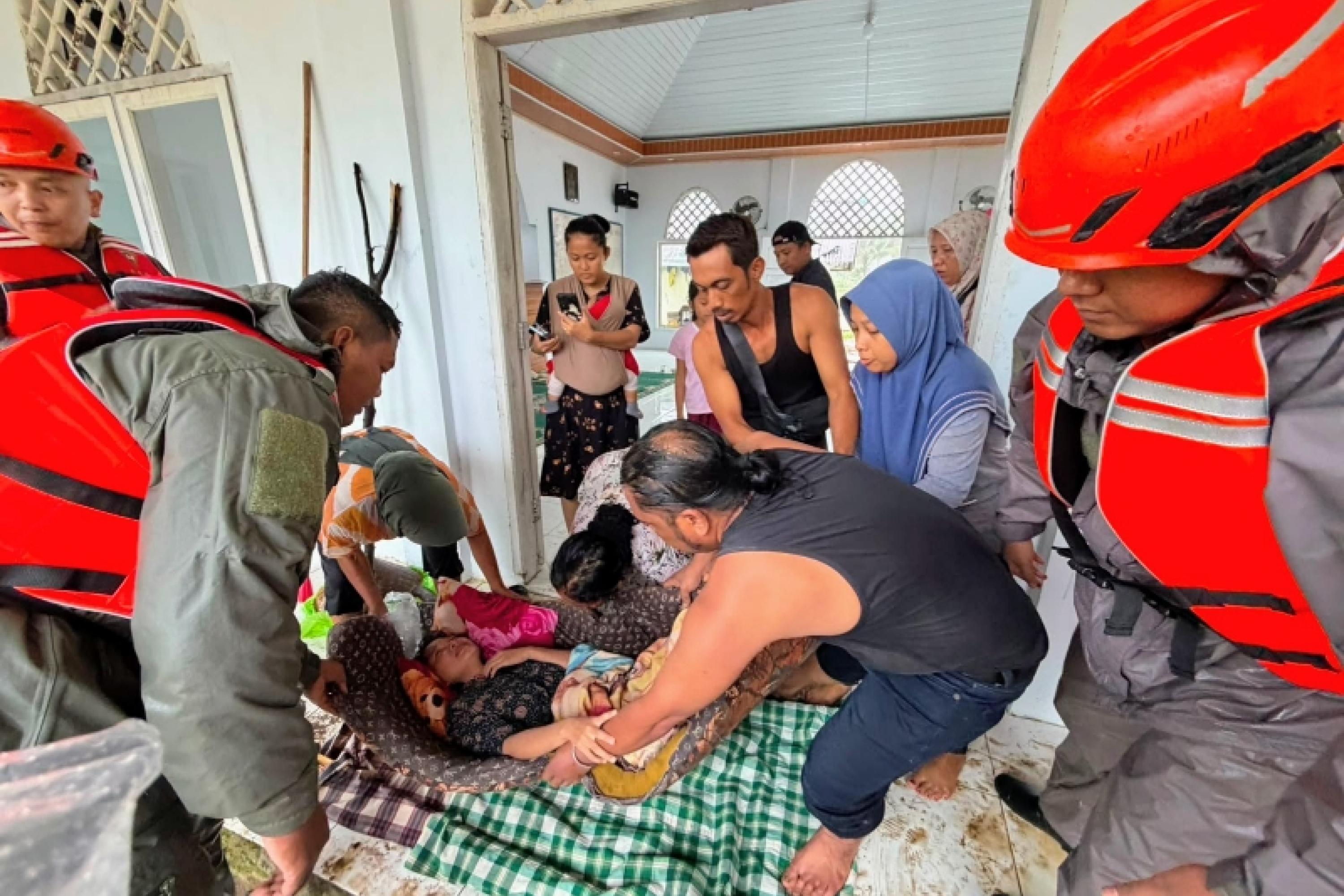 Terlihat  SAR Satbrimob Polda Sumbar membantu proses evakuasi dan penanganan warga terdampak di sejumlah wilayah di Kota Padang kemarin sore. IST