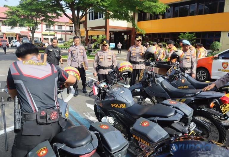 Kapolresta Padang Kombes Pol Apri Wibowo cek kendaraan operasional personel Patroli Presisi di halaman Mapolresta Padang, Kamis (28/6/2026). (dok: arunala.com)