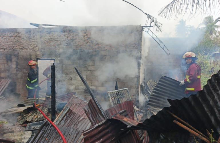 Petugas Damkar sedang melakukan pemadaman api yang membakar Gedung SMP Angkasa Lanud Sutan Syahrir, Rabu (12/8/2026) siang. IST