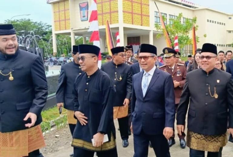 Ketua DPRD Sumbar, Muhidi bersama Wali Kota Padang Fadly Amran saat akan memasuki ruang sidang utama di gedung DPRD Kota Padang, Jumat (7/8/2026). IST