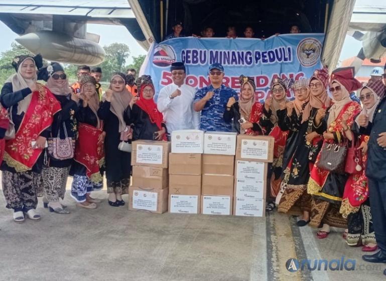 Danlanud Sutan Sjahrir Padang, Kolonel Nav Wahyudin Bintoro saat pengiriman bantuan dari masyarakat Sumbar untuk warga NTT melalui BIM Padangpariaman.   (dok: arunala.com)
