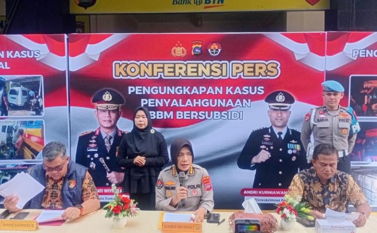 Kabid Humas Polda Sumbar Kombes Pol Susmelawati Rosya dalam konferensi pers terkait hasil pengungkapan kasus  subsidi, di Mapolda Sumbar, Jumat (7/8/2026). IST