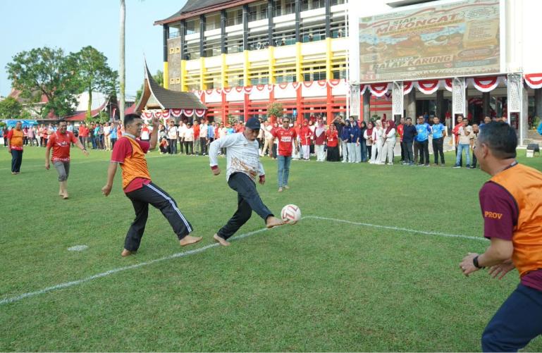 Gubernur Sumbar, Mahyledi ikut main bola Bersama para ASN di halaman kantor Gubernur Sumbar, Rabu (12/8/2026). IST