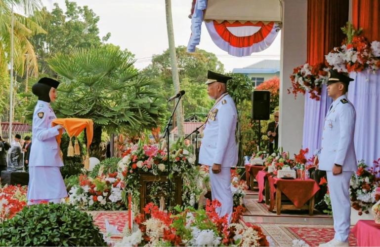 Gubernur Sumbar, Mahyeldi Ansharullah bersiap serahkan bendera Merah Putih kepada anggota pembawa baki saat upacara peringatan HUT ke-81 Kemerdekaan Republik Indonesia di halaman Istana Gubernur Sumbar, Senin (17/8/2026). IST