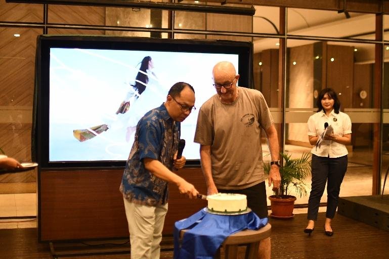 General Manager Mercure Hotel Padang Ferry Yudhi Iswoyo bersama para tamu memotong kue ulang tahun simbol perayaan perjalanan ALL Accor yang telah memasuki usia ke-18, Jumat (28/8/2026) malam. IST
