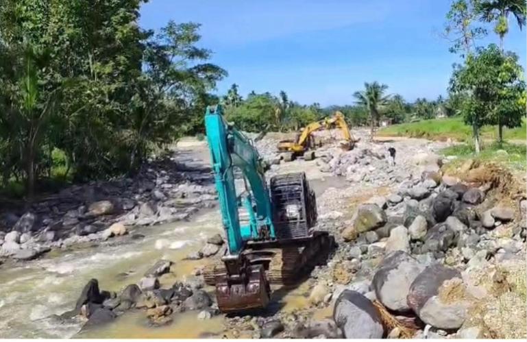 Terlihat alat berat sedang bekerja di lokasi yang terdampak banjir di kawasan Batang Guo, Belimbing, Kuranji, Rabu (5/8/2026). IST