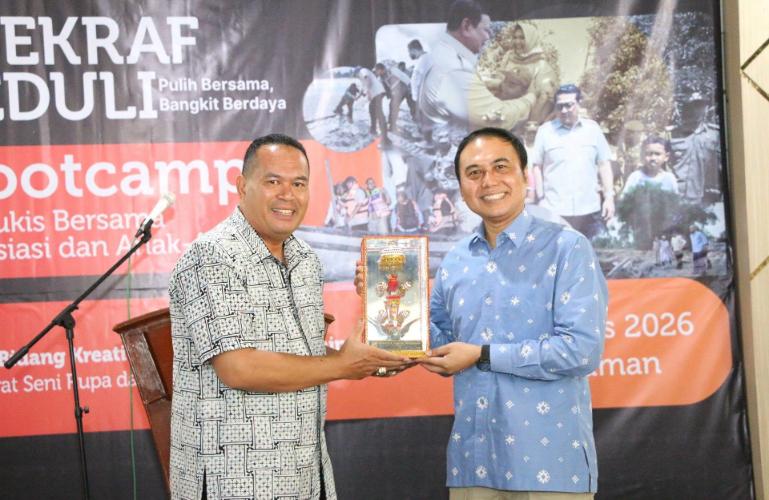 Wali Kota Yota Balad serahkan souvenir kepada Deputi Bidang Kreativitas Budaya dan Desain, Kementerian Ekonomi Kreatif/Badan Ekonomi Kreatif Kemenekraf, Dadam Mahdar dalam acara 