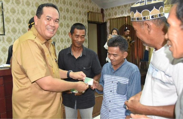 Wako Pariaman Yota Balad serahkan secara simbolis kartu BPJS Ketenagakerjaan pada salah seorang pekerja rentan di kota itu, Senin (10/8/2026). IST