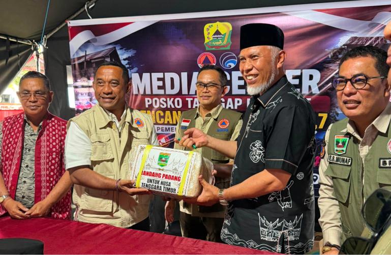 Gubernur Sumbar Mahyeldi Ansharullah saat serahkan secara simbolis bantuan rendang kepada Deputi Bidang Logistik BNPB, Andi Eviana, yang nantinya akan didistribusikan kepada korban terdampak gempa di NTT, Selasa (25/8/2026). IST