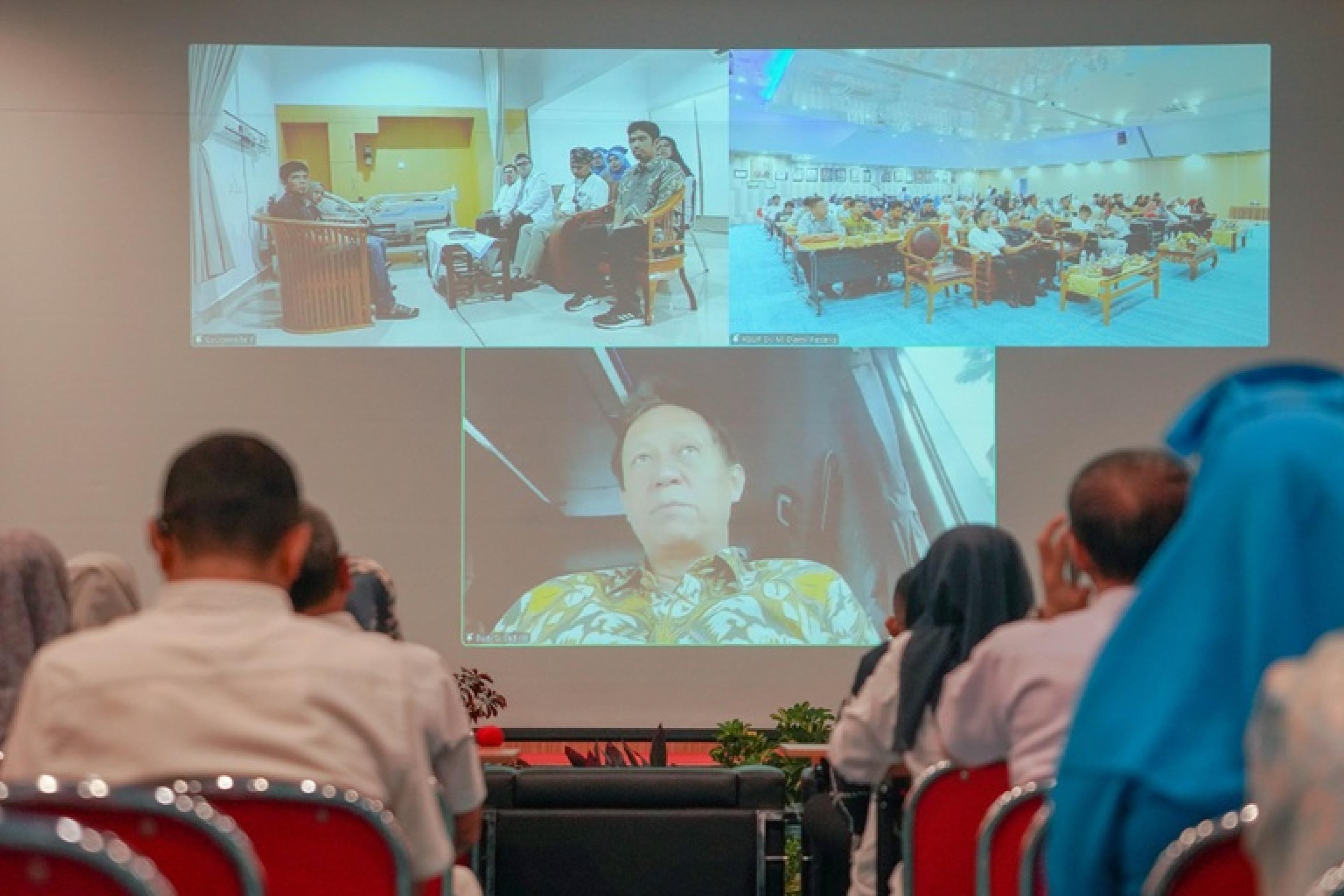 Menteri Kesehatan Budi Gunadi Sadikin yang hadir secara virtual memberikan apresiasi terhadap RS M. Djamil dan RS PON Prof. Dr. dr. Mahar Mardjono Jakarta atas kolaborasi yang dilakukan dalam pengembangan layanan bypass STA-MCA, Kamis (13/8/2026). HUMAS RS M. DJAMIL