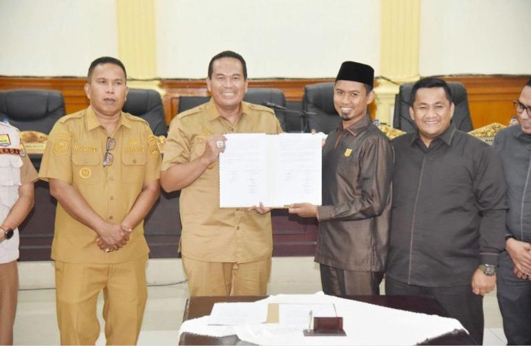 Wako Pariaman Yota Balad Bersama Ketua DPRD Muhajir Muslim perlihatkan nota kesepakatan perubahan KUA & PPAS APBD-P Tahun 2026, Senin sore (10/8/2026). IST
