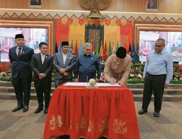 Gubernur Mahyeldi disaksikan Ketua DPRD Muhidi, tandatangani nota pengesahan perubahan KUA PPAS 2026 dan KUA PPAS 2027, Jumat (14/8/2026). IST