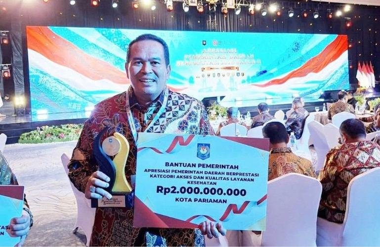Wali Kota Pariaman, Yota Balad menunjukkan piala dan hadiah yang diterima dari Kemendagri setelah meriah peringkat terbaik 1 pada penganugerahan apresiasi pemerintah daerah berprestasi 2026 Batch II tingkat regional Sumatera, Rabu malam (12/8/2026). IST