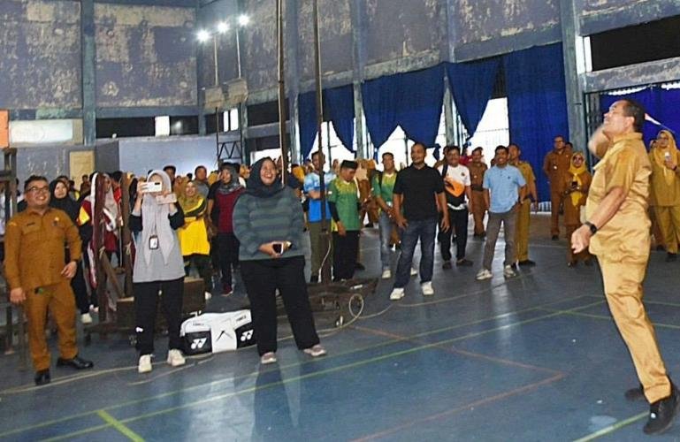 Wali Kota Yota Balad lakukan servis pertama tanda dimulainya perlombaan Olahraga Antar Instansi (OAI) se Kota Pariaman, Senin (10/8/2026). IST