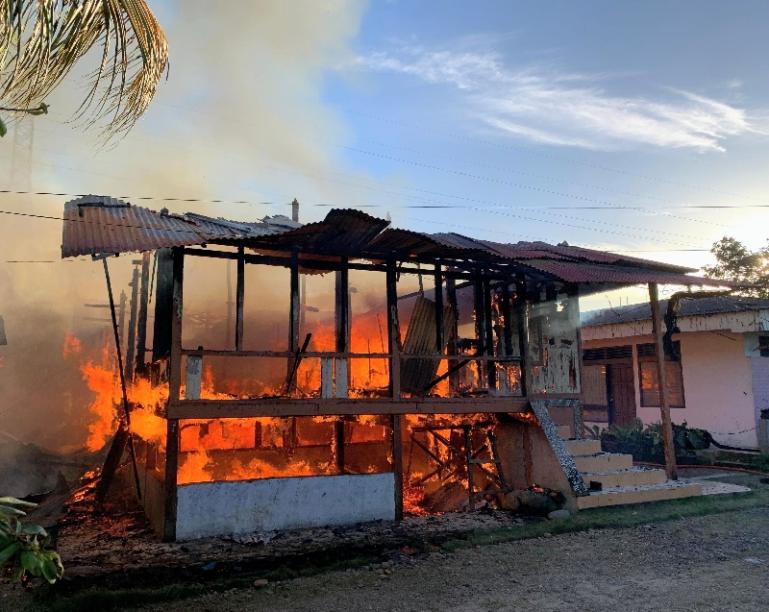 Kondisi dua rumah saat alami kebakaran di kawasan Jalan Dr Moh. Hatta Dalam, RT 01/RW 01, Kelurahan Pasar Ambacang, Kecamatan Kuranji, Kota Padang, Sabtu (8/8/2026) pagi. IST