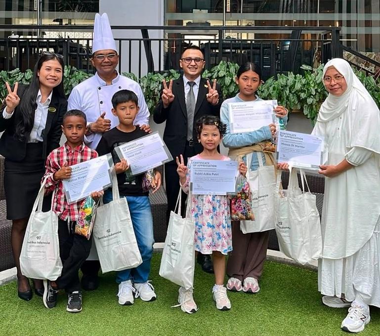 Foto bersama manajemen Santika Indonesia Hotel & Resorts bersama anak-anak SOS Children's Villages. IST